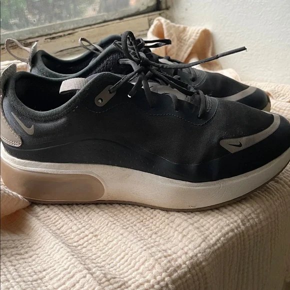 Nike Air Max women’s Black and Gray Sneakers - Picture 5 of 8